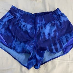 Lululemon Hotty Hot 2.5in Mid-Rise Shorts